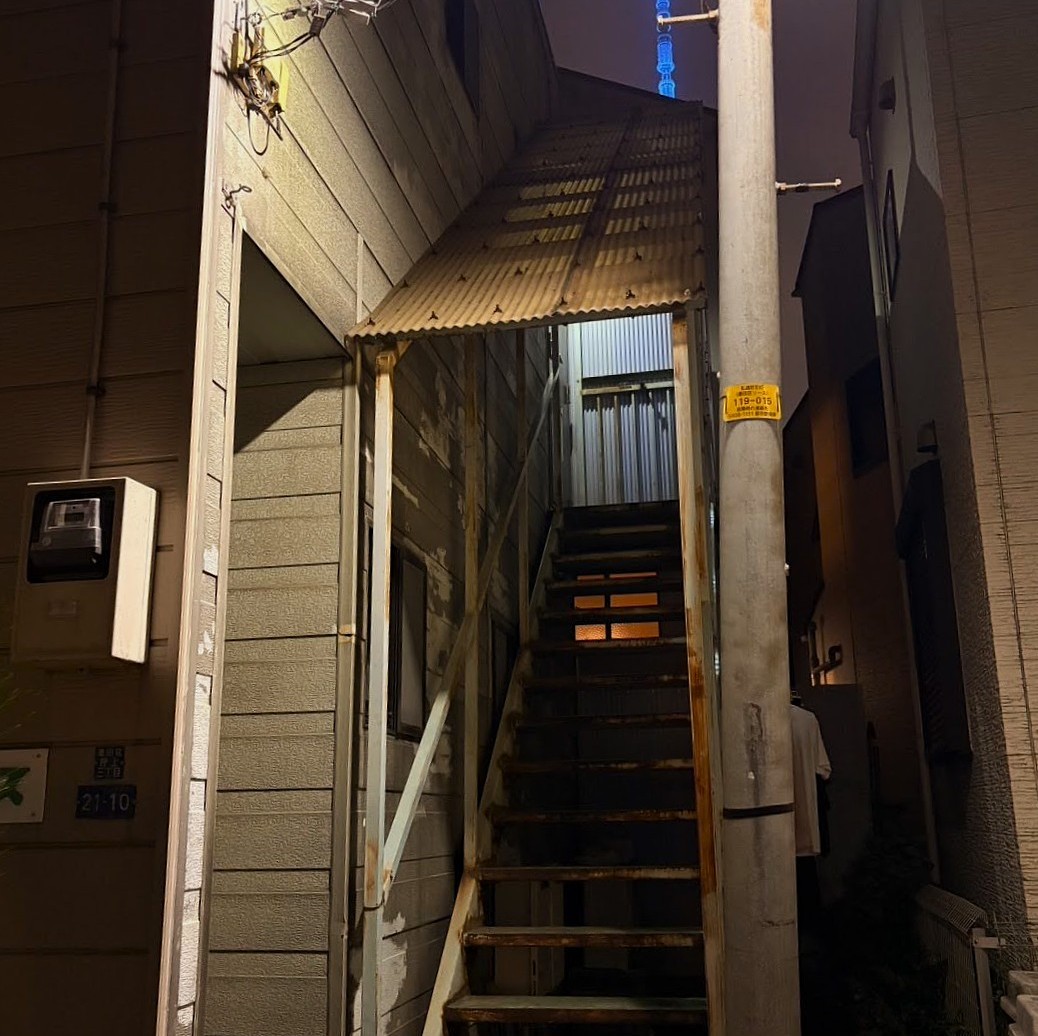 夜間外階段 / Outdoor stairs at night